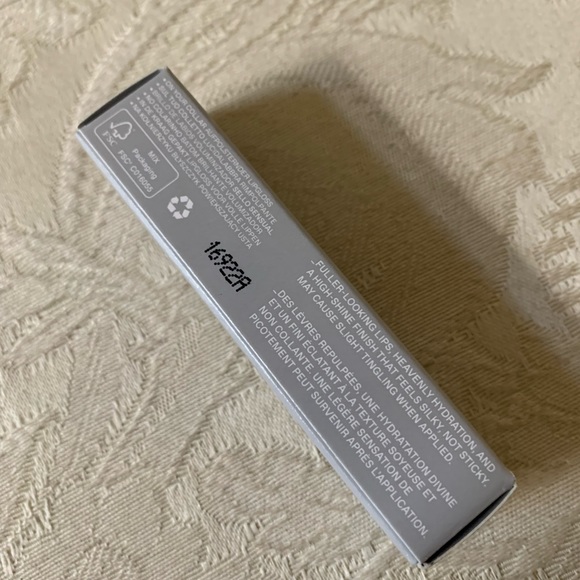 R.E.M Beauty On Your Collar Plumping Lipgloss in Chuckie BNIB - Picture 12 of 16